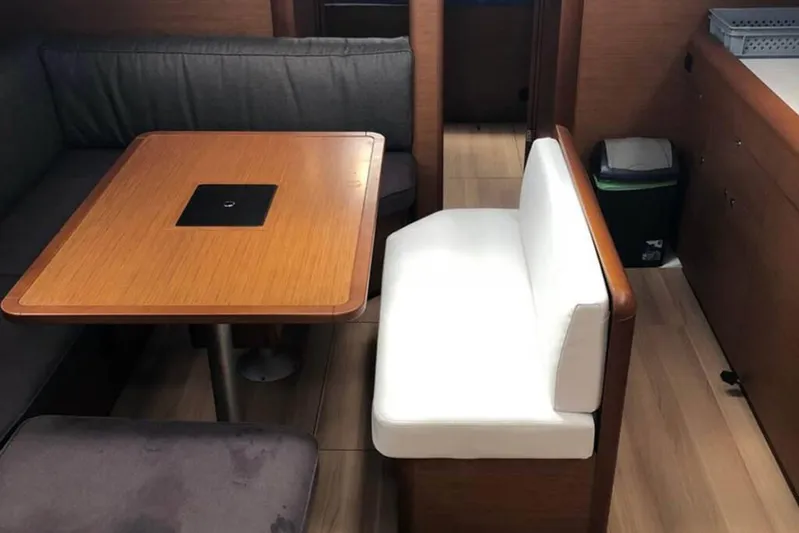 Albinez Yacht Photos Pics Interior of 2018 Jeanneau Sun Odyssey 479 yacht with dining area and seating.