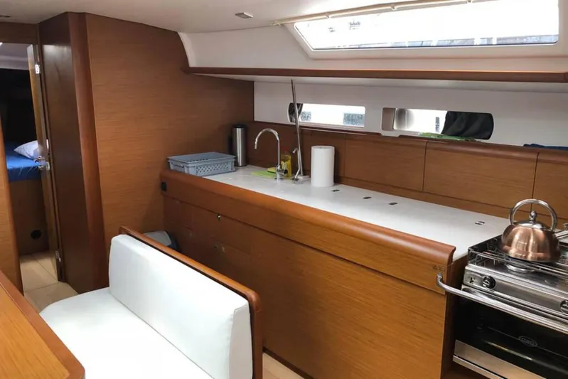 Albinez Yacht Photos Pics Interior of 2018 Jeanneau Sun Odyssey 479 yacht with modern kitchen and seating area.