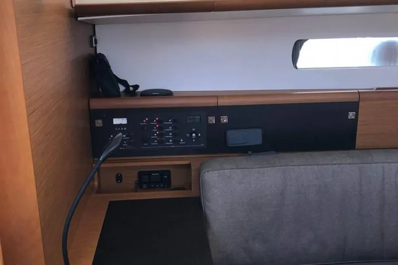 Albinez Yacht Photos Pics Interior view of 2018 Jeanneau Sun Odyssey 479 yacht, featuring control panel and seating area.