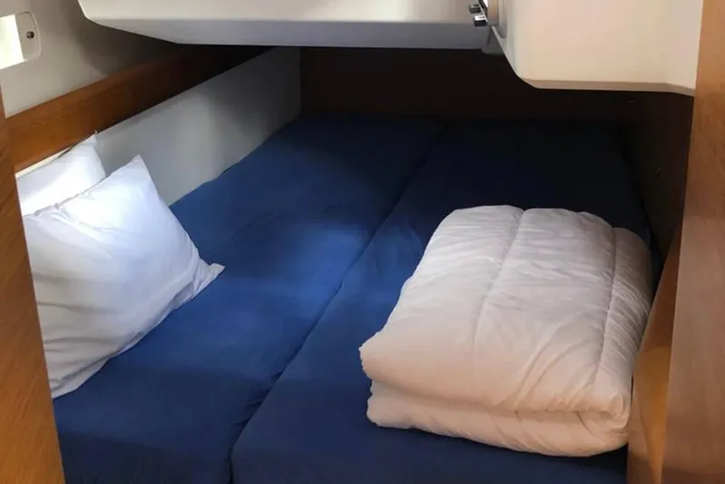 Albinez Yacht Photos Pics Cozy cabin interior of 2018 Jeanneau Sun Odyssey 479 yacht with blue bedding.