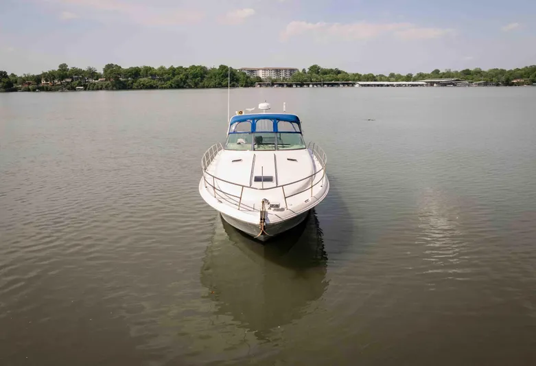  Yacht Photos Pics 1998 Sea Ray Sundancer 400 yacht on calm water, front view.