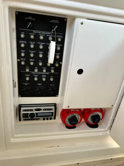 2009 Bw 320 Or Cc Yacht Photos Pics Control panel of a 2009 Boston Whaler 320 Outrage Cuddy Cabin boat.