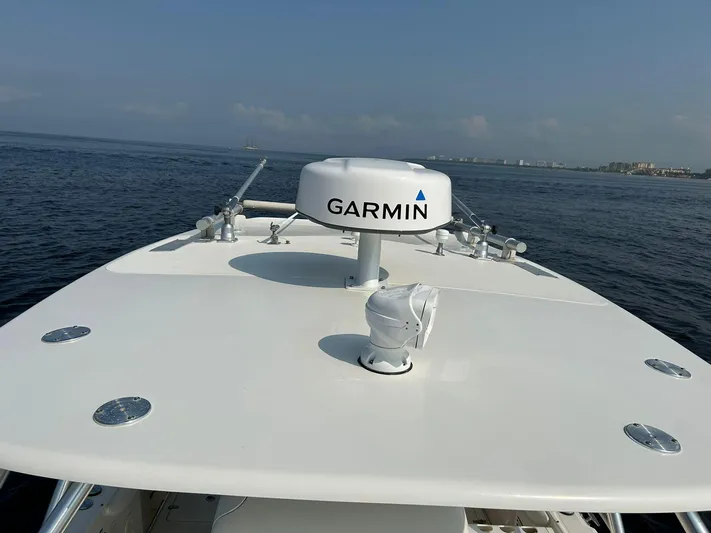 2009 Bw 320 Or Cc Yacht Photos Pics 2009 Boston Whaler 320 Outrage Cuddy Cabin with Garmin radar on open sea.