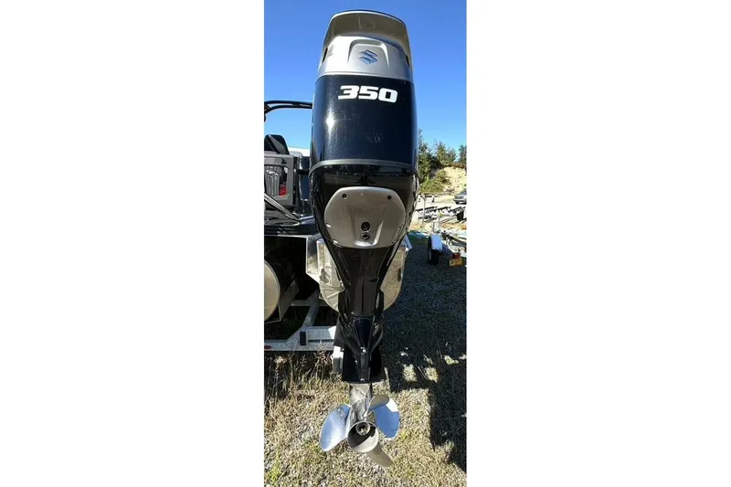  Yacht Photos Pics 2022 Manitou XT 27 SRW boat with a 350 horsepower outboard motor.