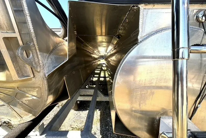  Yacht Photos Pics 2022 Manitou XT 27 SRW boat underside, showcasing metallic structure and components.