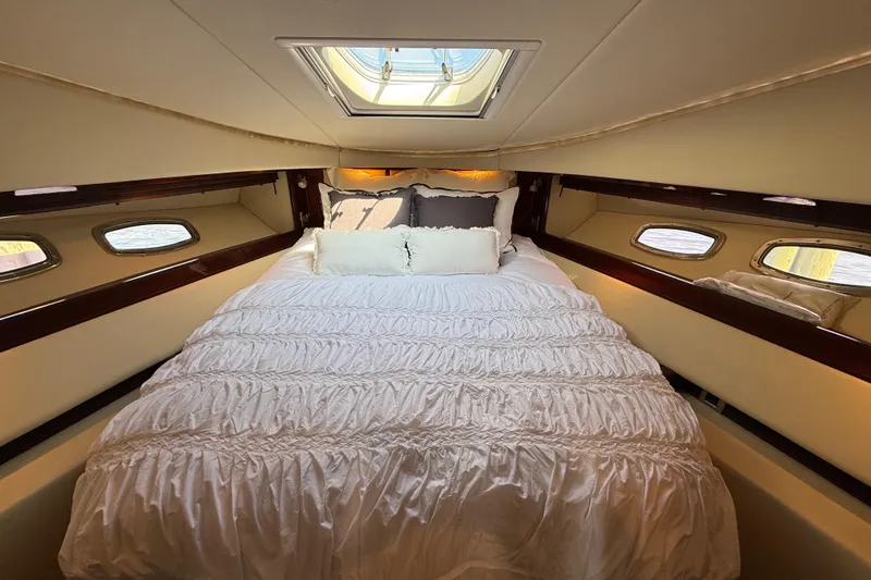 Positive Vibes Yacht Photos Pics Luxurious bedroom interior of 2008 Sea Ray 550 Sundancer yacht with elegant bedding.