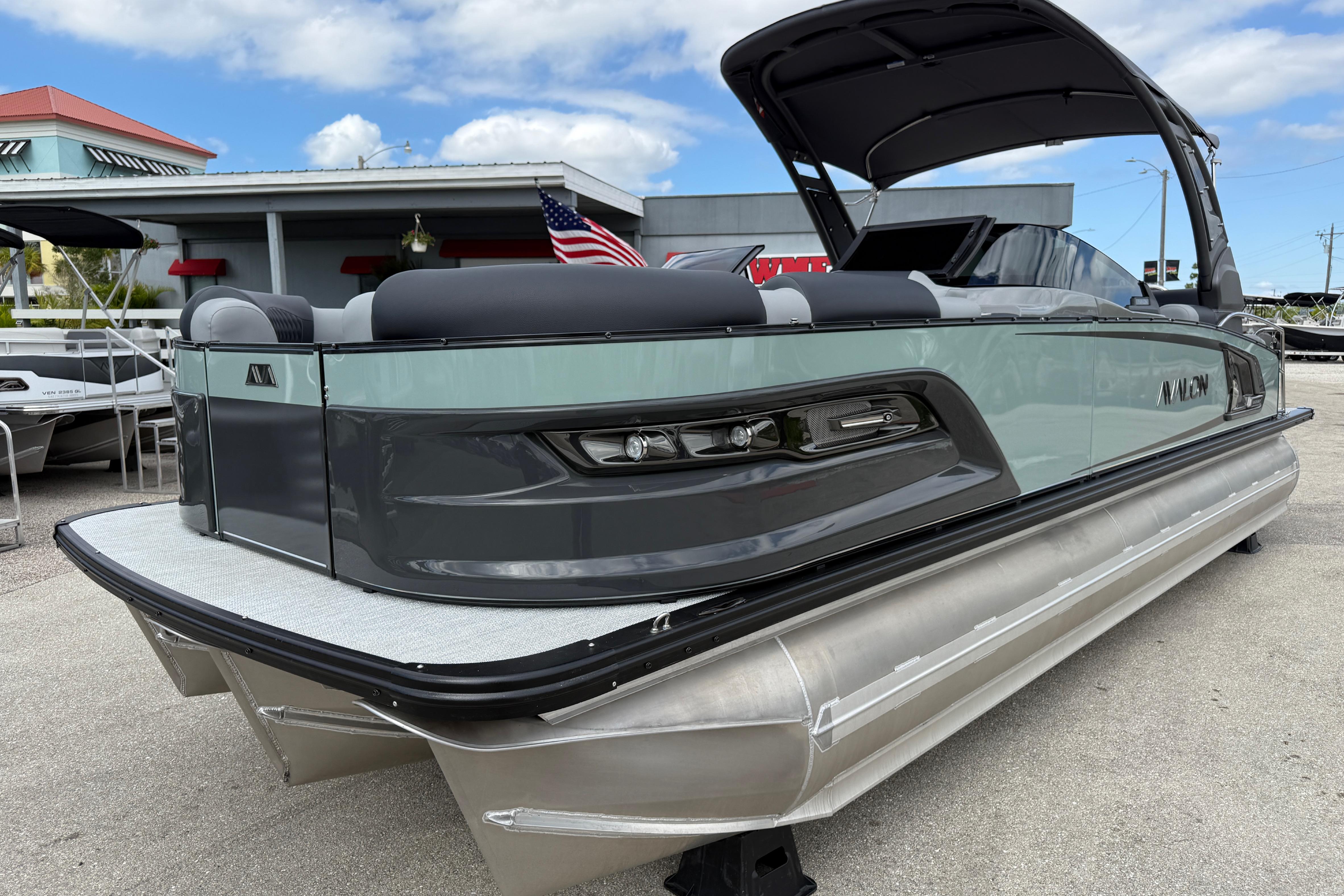 Avalon 2585 Excalibur LTD,Quad Lounger, Windshield, Tri Toon, High Performance, Mercury 400hp V-10 Verado