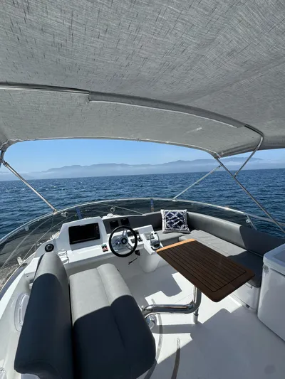  Yacht Photos Pics 2009 Sealine F42/5 yacht helm with ocean view, featuring modern controls and seating.