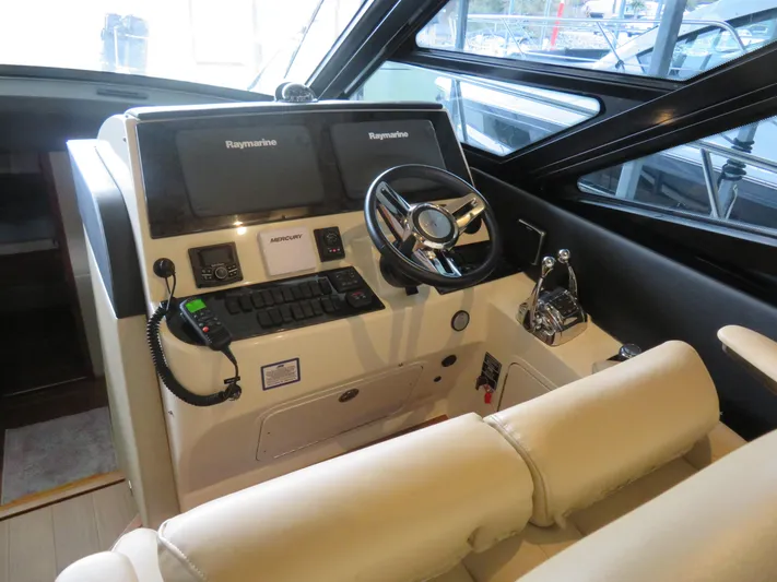 Sea-f-o Yacht Photos Pics 2015 Sea Ray 470 Sundancer helm with dual Raymarine displays and leather seating.