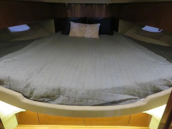 Sea-f-o Yacht Photos Pics Luxurious bedroom interior of 2015 Sea Ray 470 Sundancer yacht.