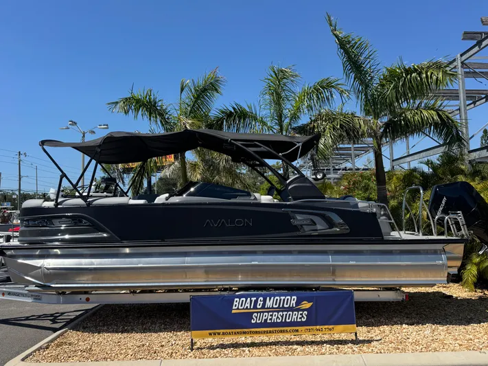  Yacht Photos Pics 2025 Avalon Excalibur 27' pontoon boat displayed at Boat & Motor Superstores.