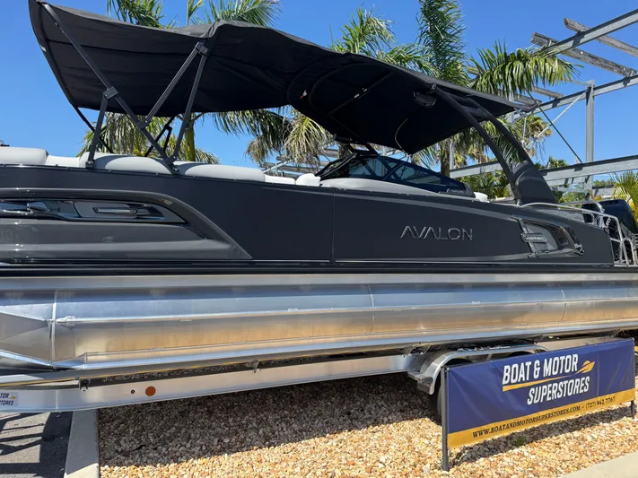  Yacht Photos Pics 2025 Avalon Excalibur 27' pontoon boat displayed at Boat & Motor Superstores.
