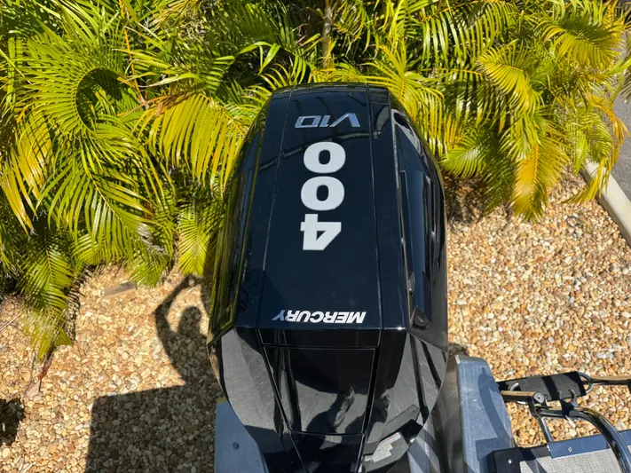  Yacht Photos Pics Mercury 400 V10 outboard engine on Avalon Excalibur 27', 2025 model, with tropical foliage background.