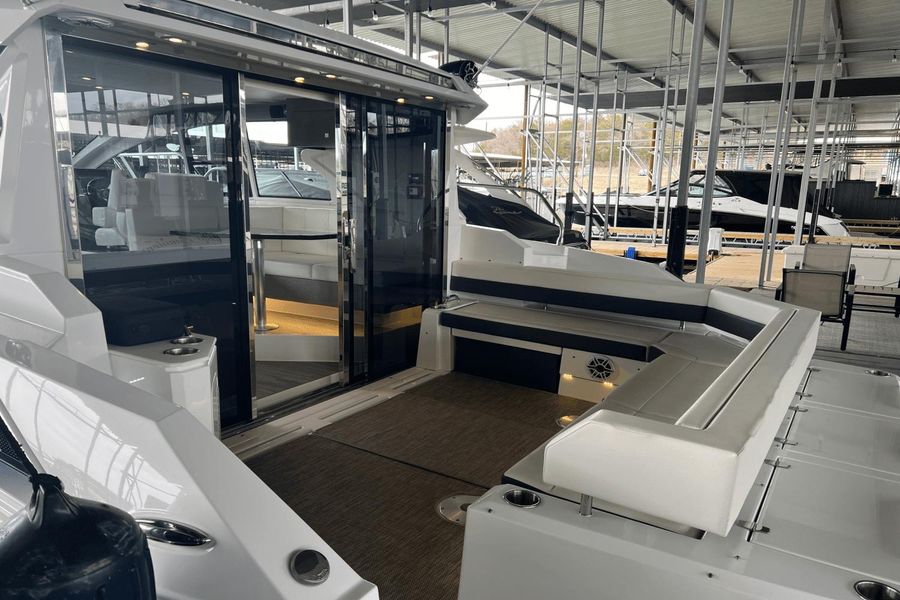 2019 Cruisers Yachts 42 Cantius