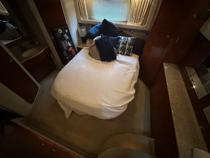 Ballerina Yacht Photos Pics 2004 Sea Ray 390 Motor Yacht bedroom with cozy bed and pillows.