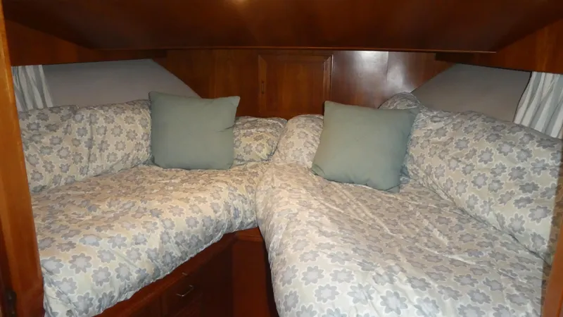 Morning Star Yacht Photos Pics 1993 Ocean Alexander 440 Sundeck CPMY cabin with twin beds and floral bedding.