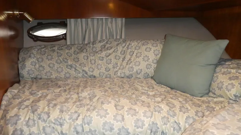 Morning Star Yacht Photos Pics Cozy cabin bed in 1993 Ocean Alexander 440 Sundeck CPMY with floral bedding.