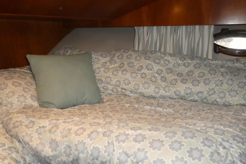 Morning Star Yacht Photos Pics Cozy cabin bed in 1993 Ocean Alexander 440 Sundeck CPMY yacht.