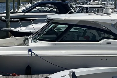 Tiara Yachts 34 LX