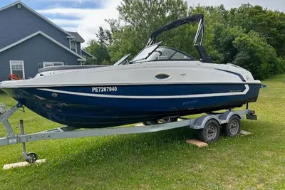 Bayliner 215 Deck Boat