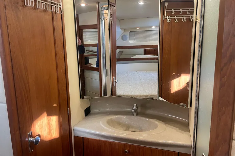 Happy Phantom Yacht Photos Pics 1996 Bayliner 4087 Aft Cabin Motoryacht bathroom with sink and mirrored cabinet.