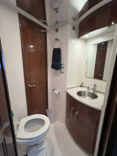 Chips Ahoy Yacht Photos Pics 2008 52 Carver Voyager - Chips Ahoy - Guest Head