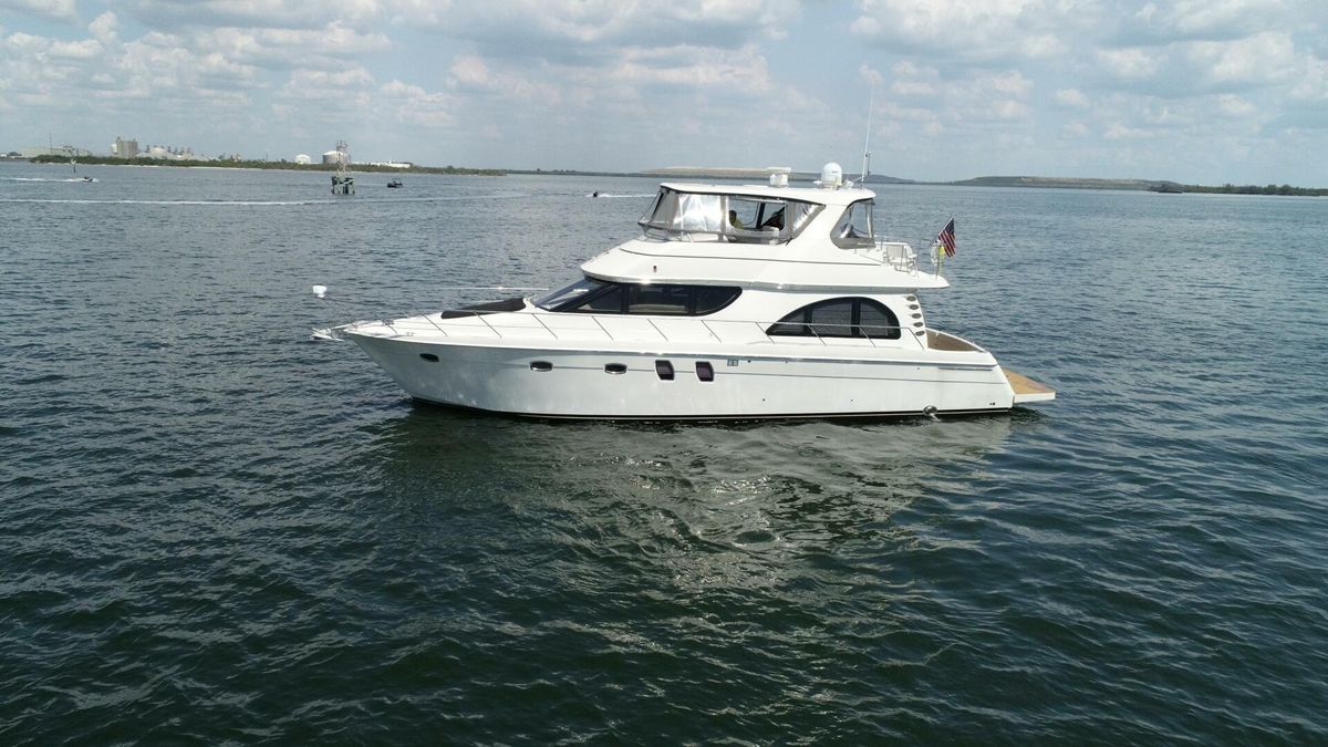 2008 Carver 52 