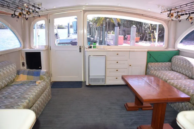 Low Bidder X Yacht Photos Pics Spacious salon
