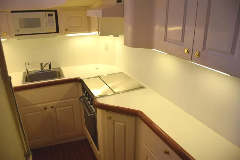 Low Bidder X Yacht Photos Pics Lots of counterspace