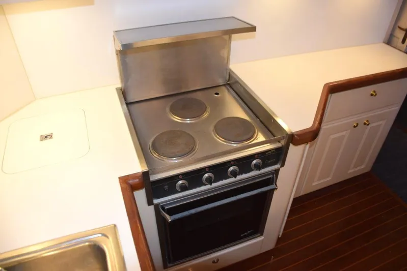 Low Bidder X Yacht Photos Pics Stove and oven