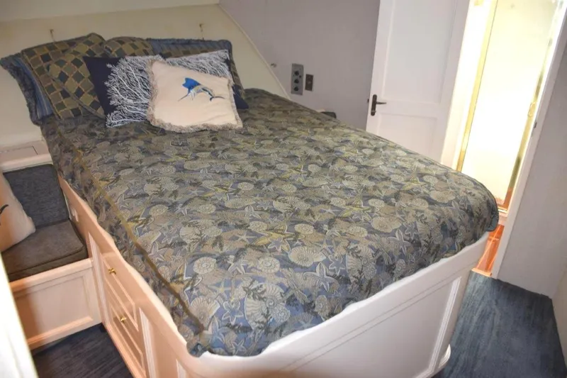 Low Bidder X Yacht Photos Pics Walkaround queen berth with changing seats on either side of berth