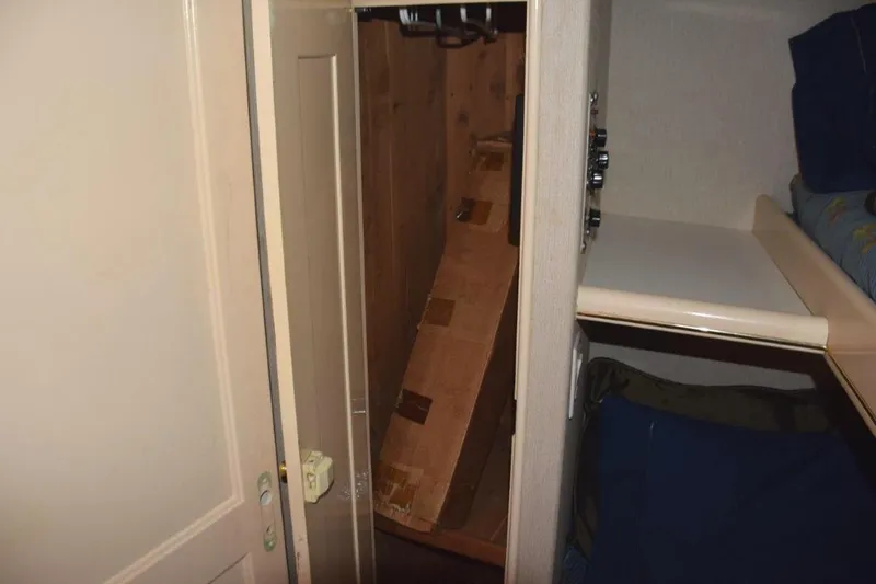 Low Bidder X Yacht Photos Pics Guest closet