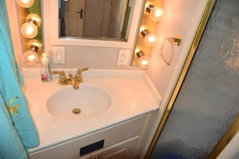 Low Bidder X Yacht Photos Pics Guest head