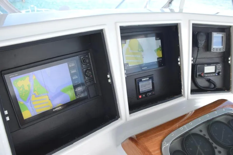 Low Bidder X Yacht Photos Pics Garmin MFDs and Simrad A/P