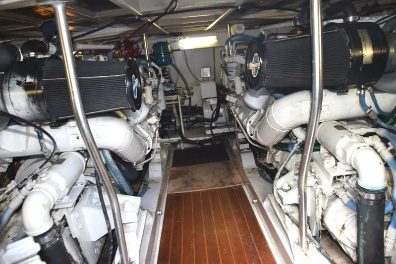 Low Bidder X Yacht Photos Pics Engine room, Detroit Diesel 8v92s