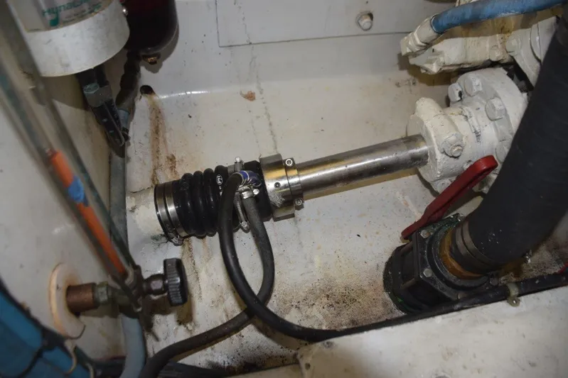 Low Bidder X Yacht Photos Pics Dripless shaft logs