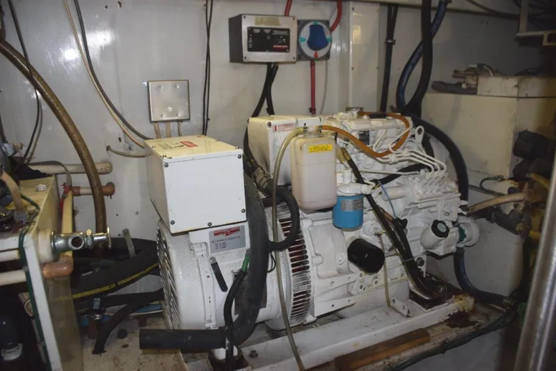 Low Bidder X Yacht Photos Pics Newer Northern Lights generator