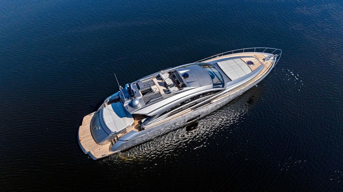 2021 Pershing 74 