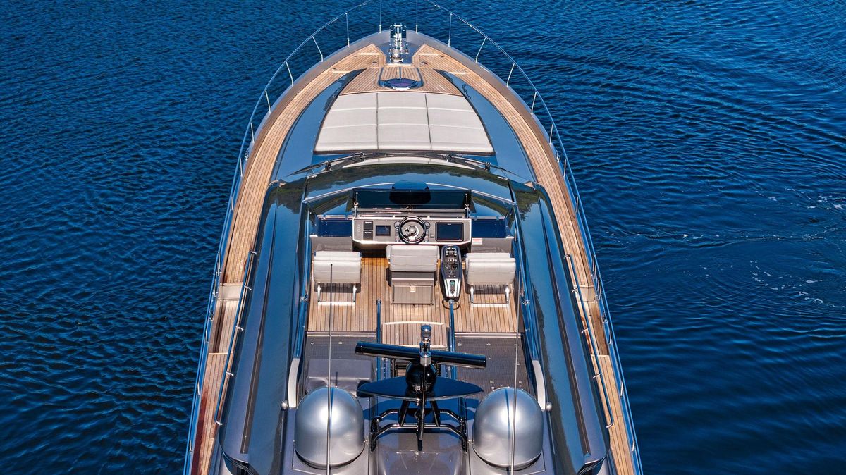2021 Pershing 74 