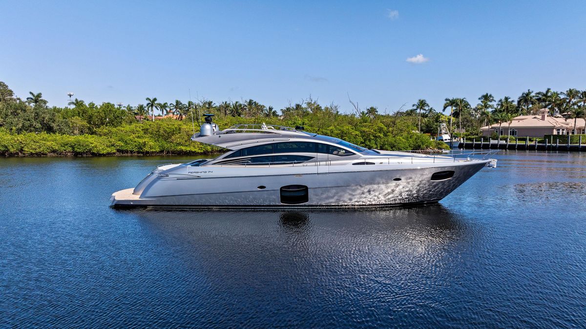 2021 Pershing 74 