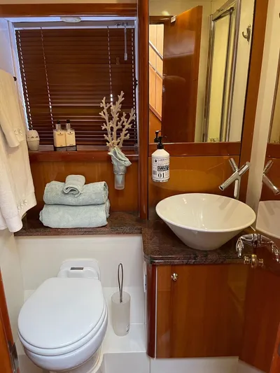 Laurel Yacht Photos Pics 2005 Sunseeker 75 Flybridge- LAUREL- Guest Head