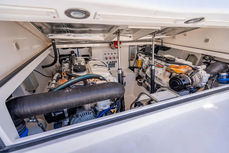 Hoo's Time Yacht Photos Pics 