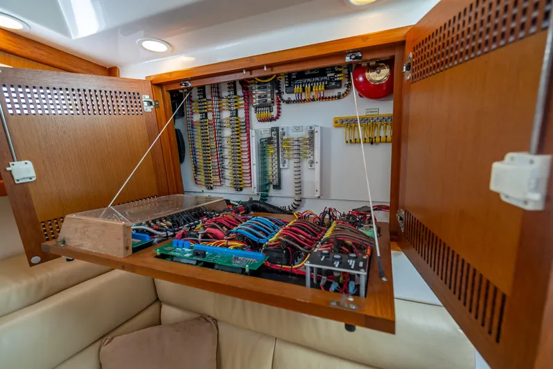 Hoo's Time Yacht Photos Pics 