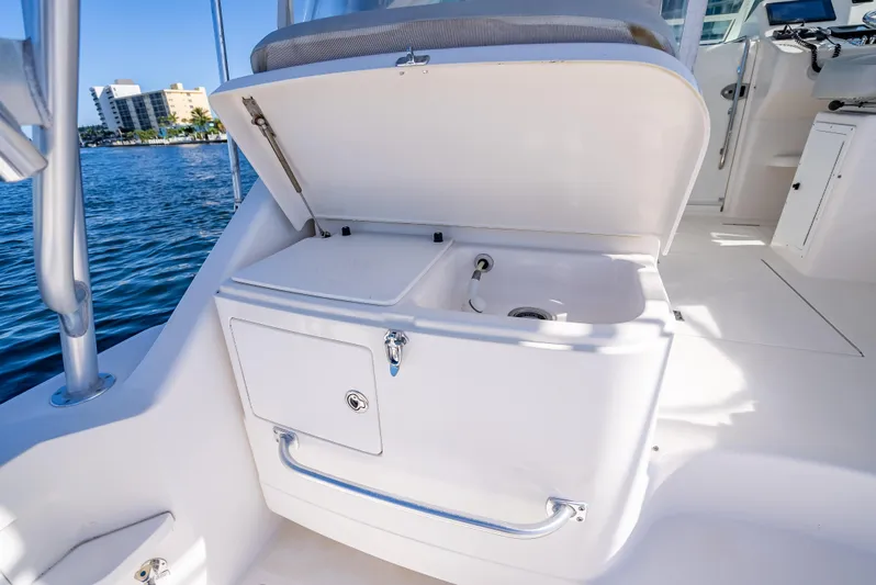 Hoo's Time Yacht Photos Pics 