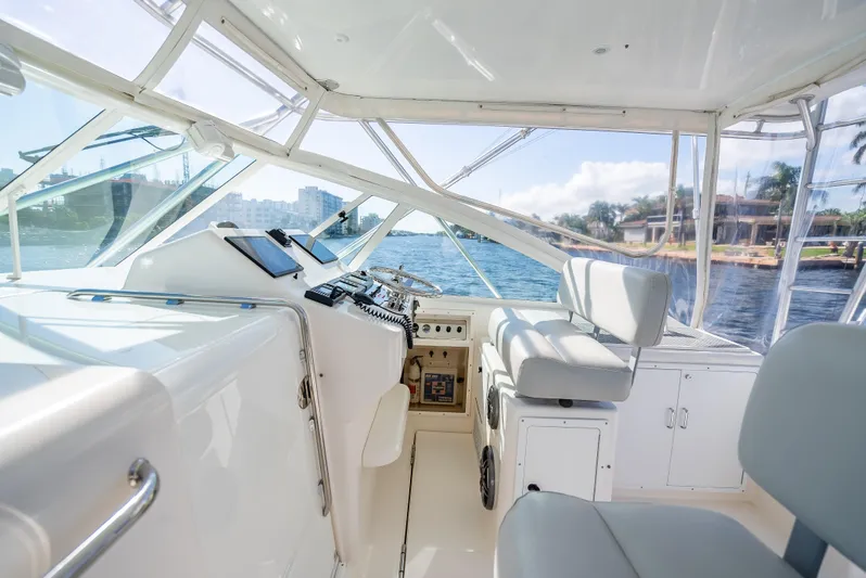 Hoo's Time Yacht Photos Pics 