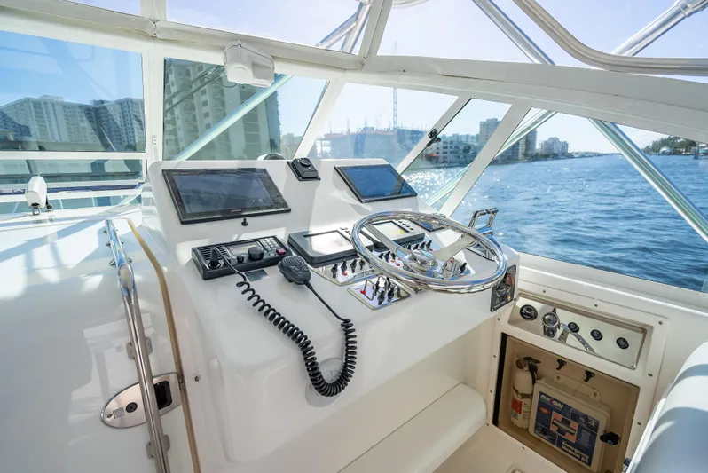 Hoo's Time Yacht Photos Pics 