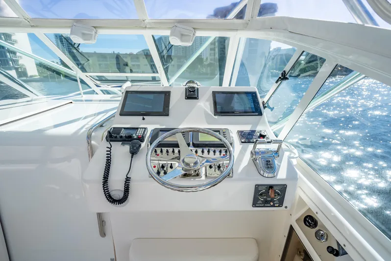 Hoo's Time Yacht Photos Pics 