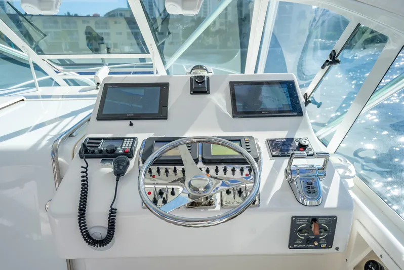 Hoo's Time Yacht Photos Pics 