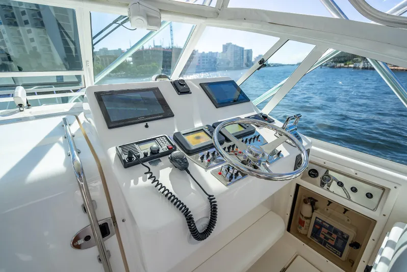 Hoo's Time Yacht Photos Pics 