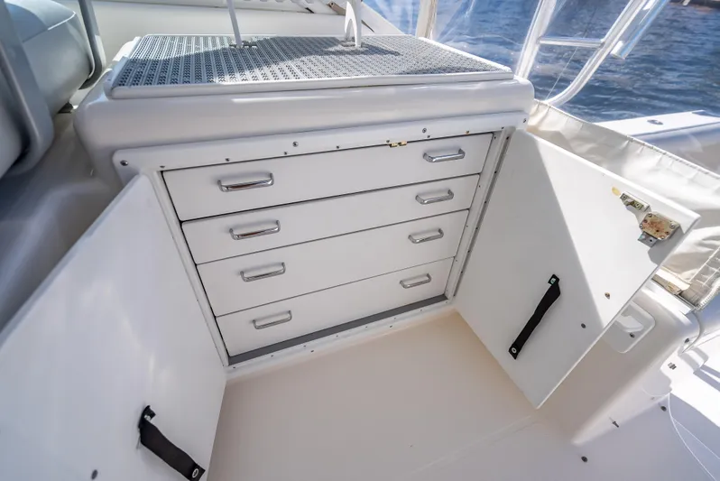 Hoo's Time Yacht Photos Pics 